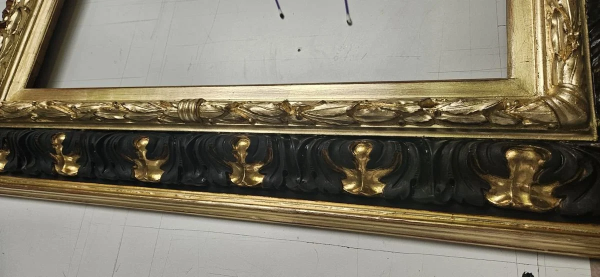 Fertig gefasstes Ornamentband mit vergoldeten Blattspitzen