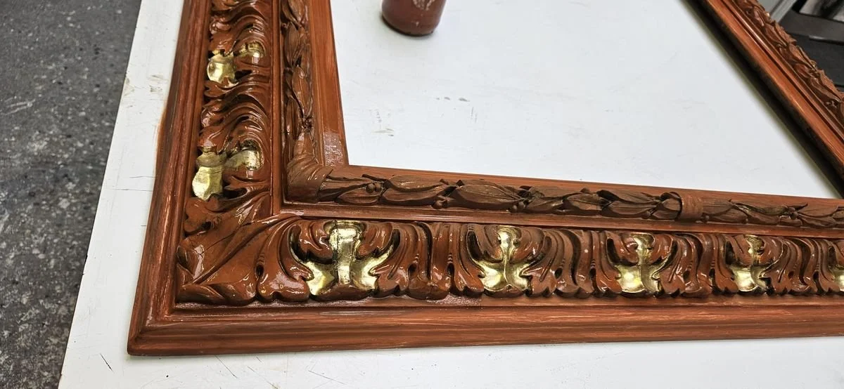 Rahmenecke mit neu aufgetragenem rotem Poliment auf dem Ornamentband