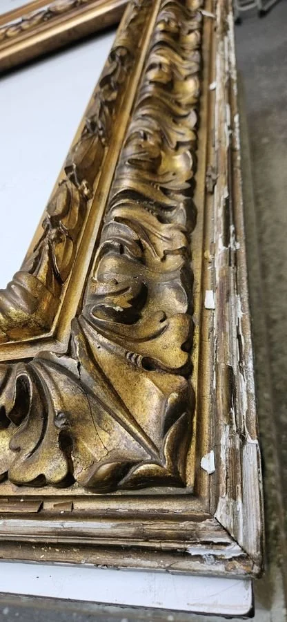 Rahmenecke vor der Restaurierung mit Fehlstellen im Akanthusornament