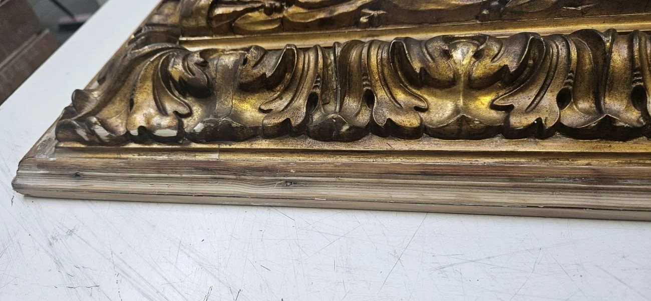 Rahmenleiste vor der Restaurierung: Ornament matt, äußeres Profil mit Fehlstellen