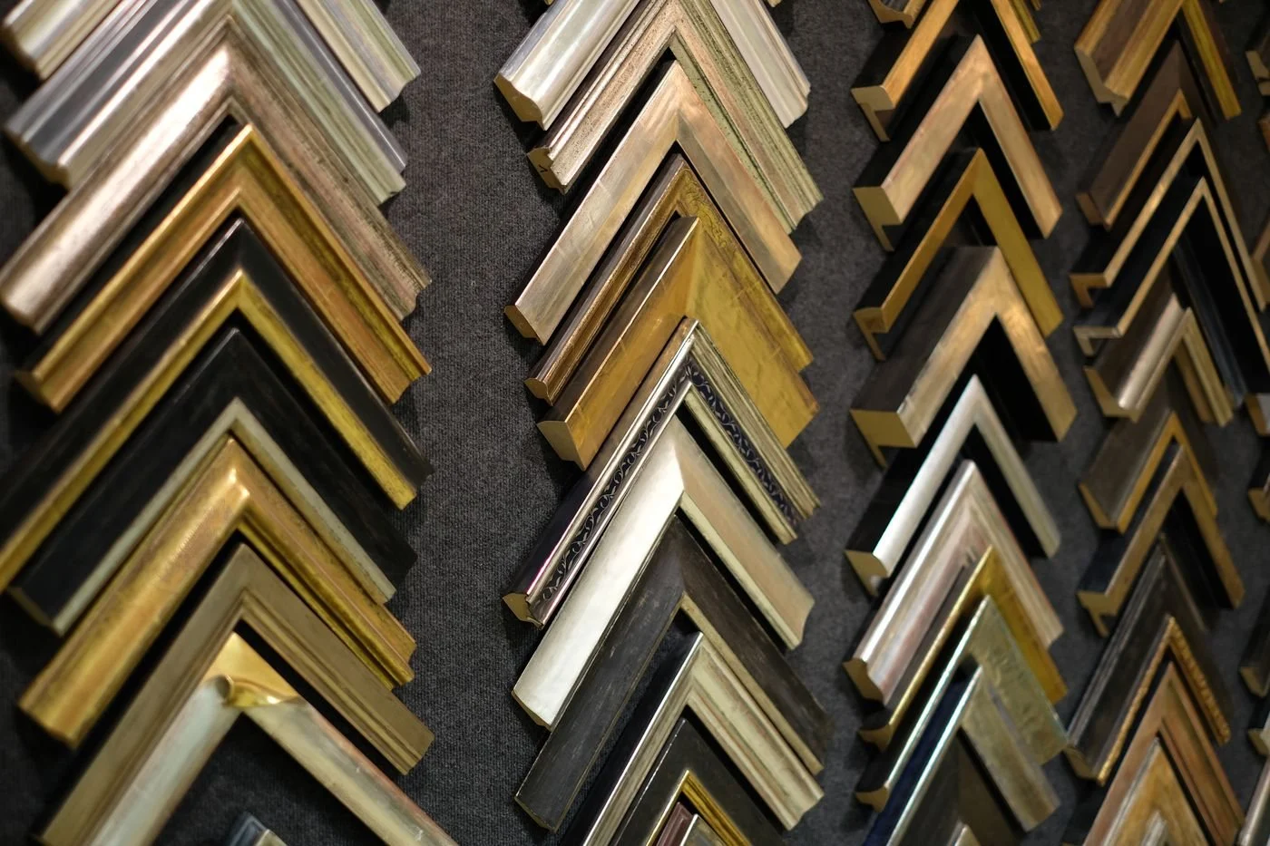 Musterwinkel in Gold, Silber und Naturholz, Reihe an Reihe an der Musterwand