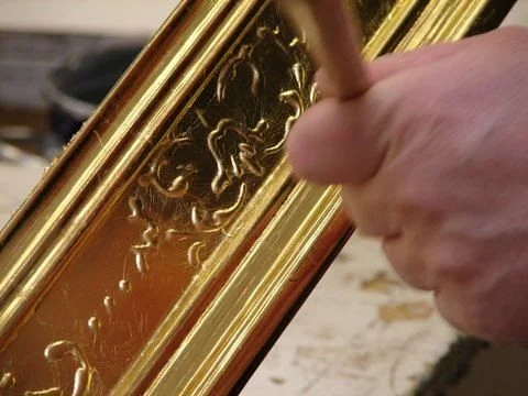 Punzieren: Muster werden in die vergoldete Fläche eingeschlagen