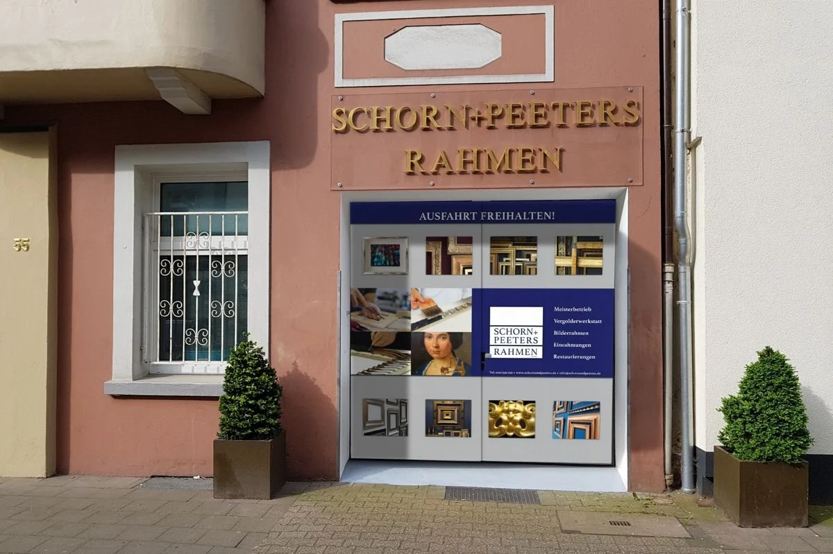 Eingang der Manufaktur in der Linienstraße 55: Schriftzug Schorn + Peeters Rahmen über dem Tor