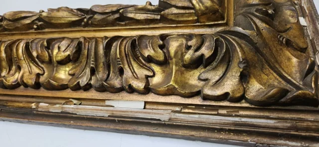 Abgeplatzte Fassung an einem vergoldeten Spiegelrahmen nach Wasserschaden