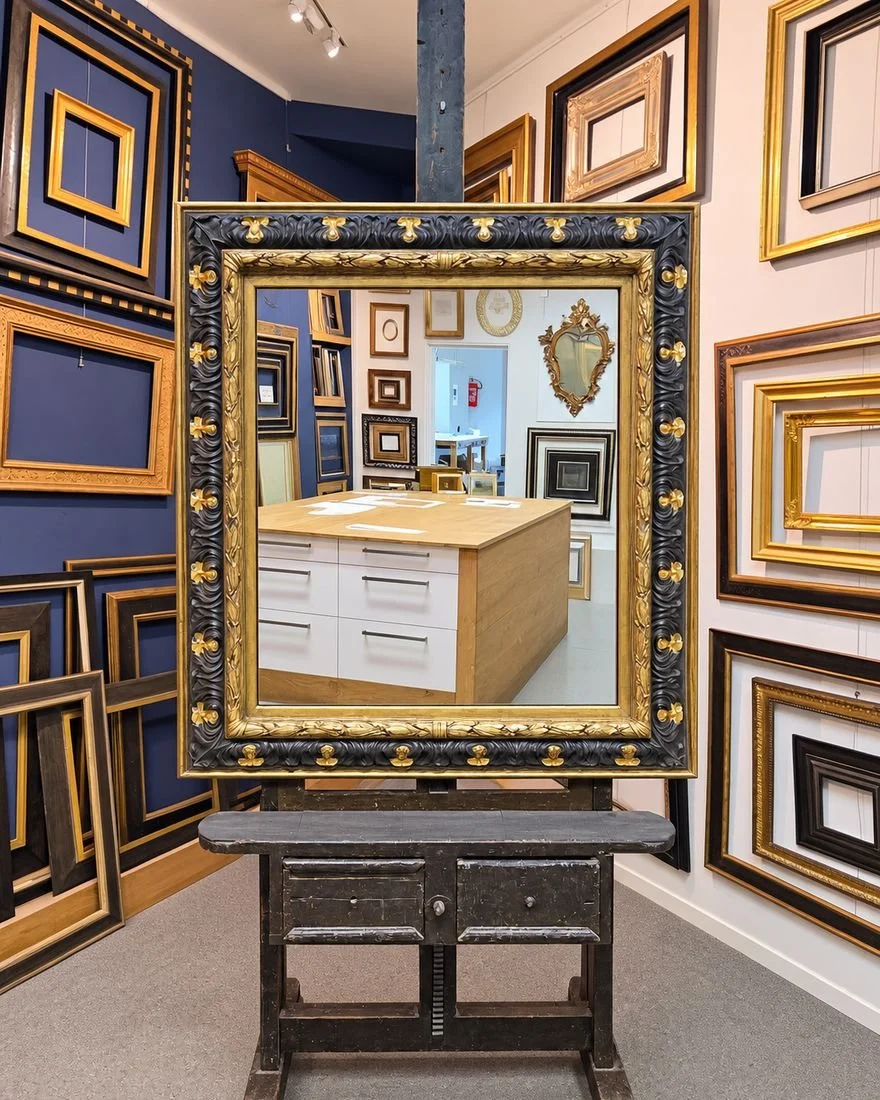 Der fertig restaurierte Spiegelrahmen in der Rahmenausstellung