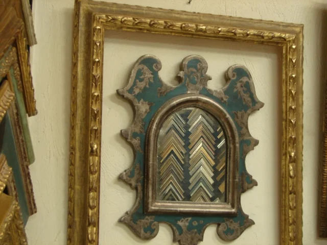 Historische Rahmen unterschiedlicher Epochen an der Atelierwand
