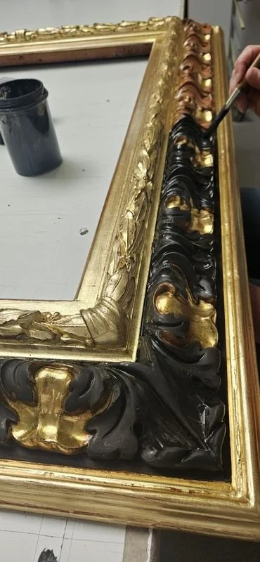 Fassungsarbeit am Ornamentband mit dem Pinsel